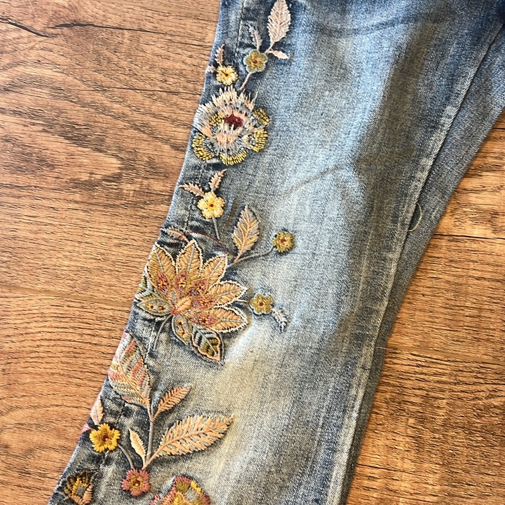 GRACE IN LA | embroidered light blue floral motif flare jeans Gigi Fit #GL-51900 - Picture 5 of 7